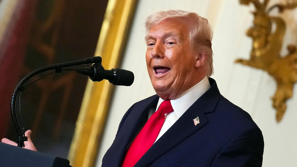 পাইলটের উদ্ধার ‘ঈশ্বরের অলৌকিক ঘটনা’ বলে এবার খ্রিষ্টানদের তোপের মুখে ট্রাম্প