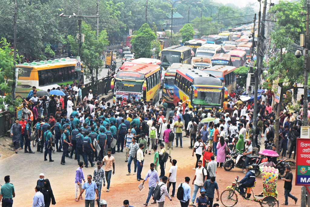 আলটিমেটাম দিয়ে ৯ ঘণ্টা পর সড়ক ছাড়লেন ইউআইইউ শিক্ষার্থীরা