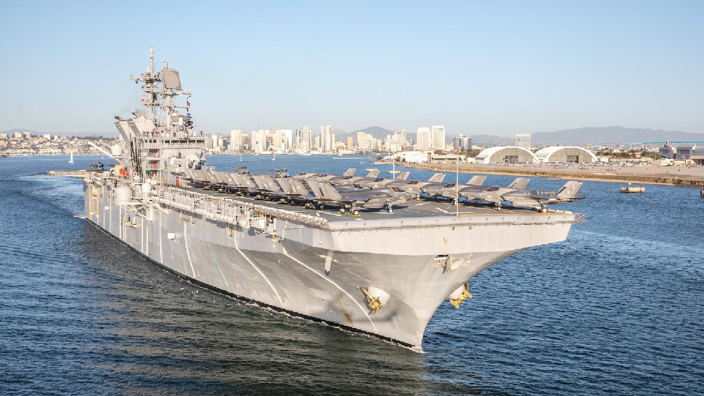 ইরানের মিসাইল হামলায় পিছু হটল মার্কিন যুদ্ধজাহাজ