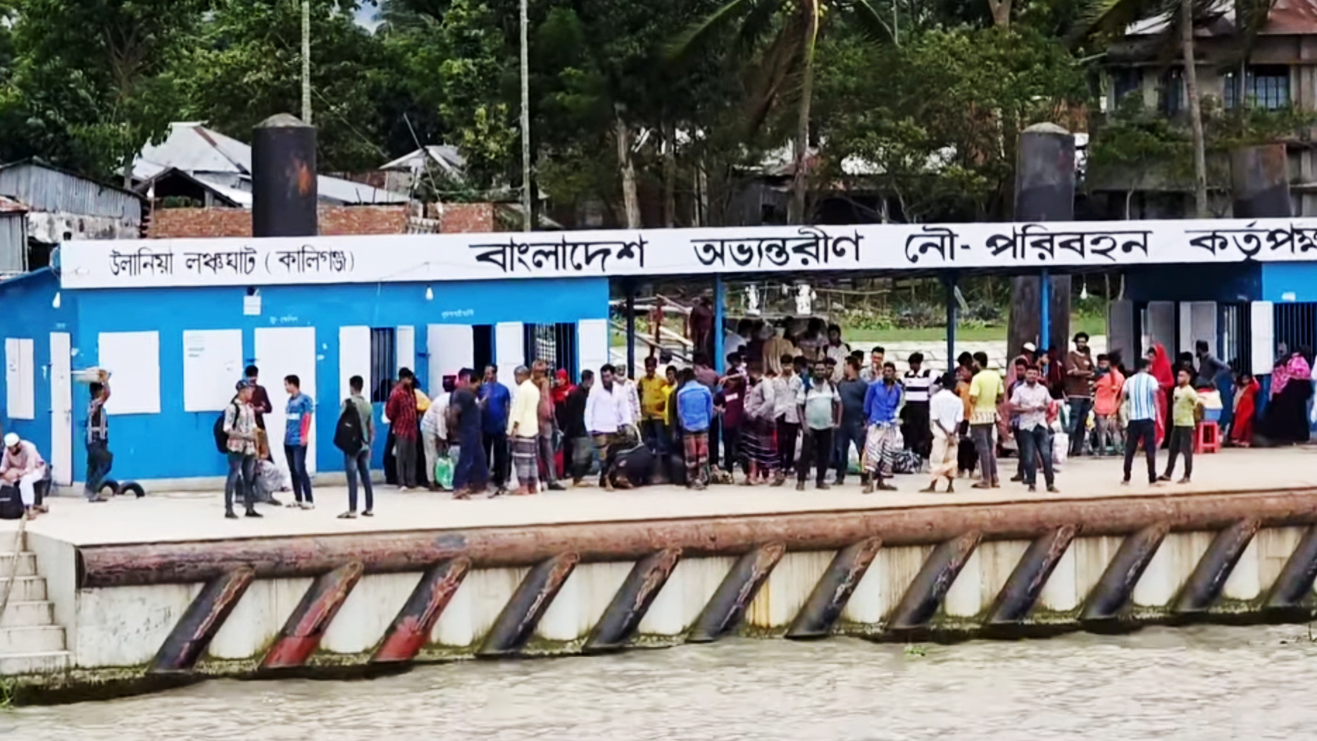 বরিশালের উলানিয়া লঞ্চঘাট: লঞ্চ ভেড়ানোর ফি এক লাফে দ্বিগুণ, ক্ষোভ