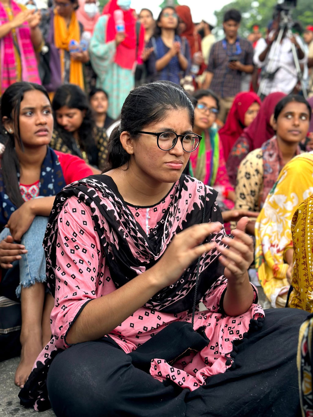 গত বছর কোটা সংস্কার আন্দোলন চলার সময় ৪ জুলাই শাহবাগ মোড়ে বৈষম্যবিরোধী ছাত্র আন্দোলনের সমাবেশে মেয়েদের জমায়েতে উমামা ফাতেমা। ছবি: ফেসবুক