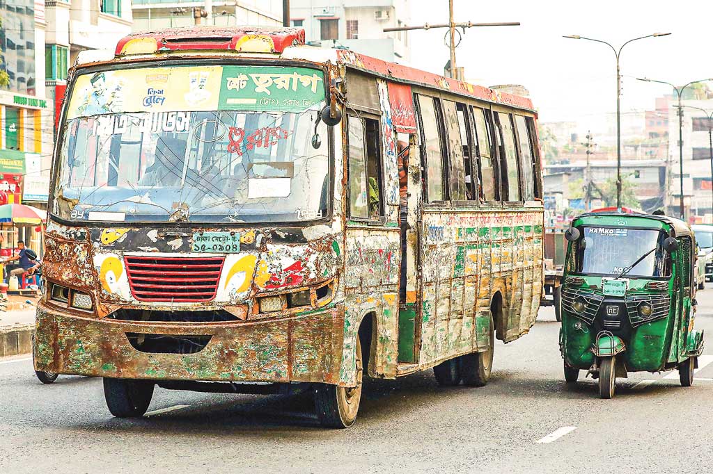 সড়কে ফিটনেসবিহীন বাস প্রতিযোগিতায় দুর্ঘটনা