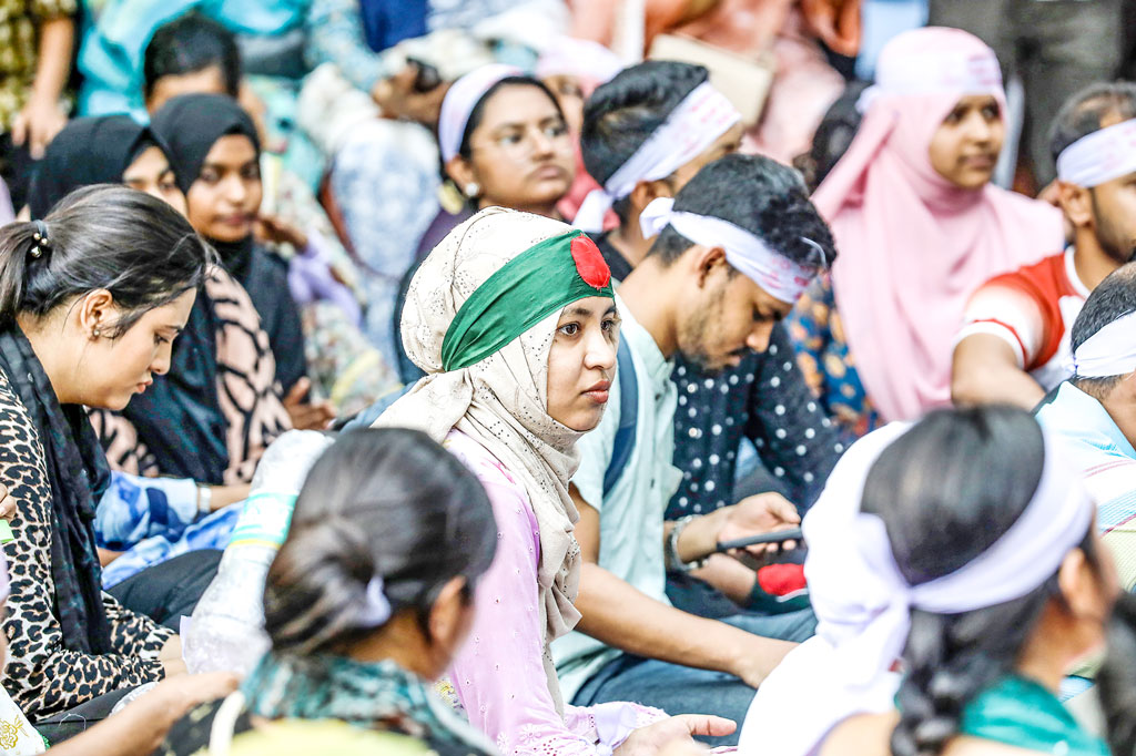 আশার বিপরীতে হতাশাই সর্বত্রে বিরাজমান