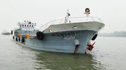 মোংলায় পশুর চ্যানেলে তেলবাহী ট্যাংকারের ধাক্কায় কয়লাবোঝাই জাহাজডুবি