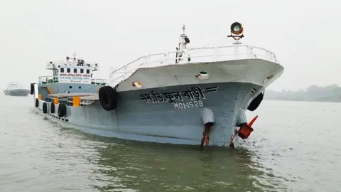 মোংলায় পশুর চ্যানেলে তেলবাহী ট্যাংকারের ধাক্কায় কয়লাবোঝাই জাহাজডুবি