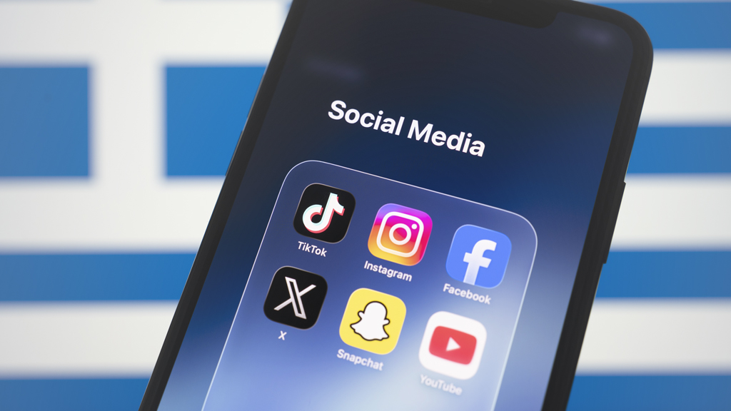 ১৫ বছরের কম বয়সীদের জন্য সামাজিক যোগাযোগমাধ্যম নিষিদ্ধ করছে গ্রিসও