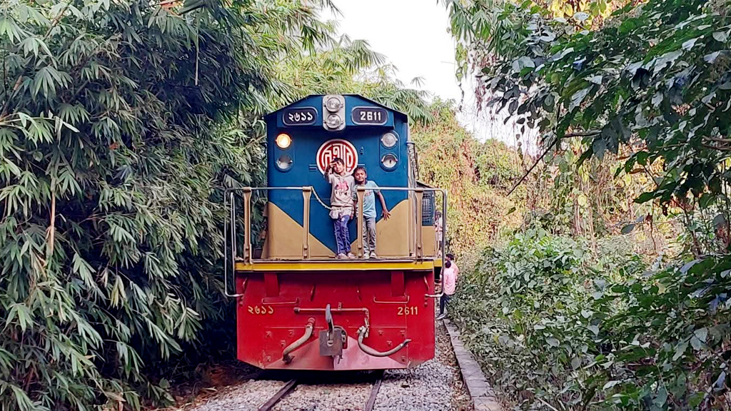৬ ঘণ্টা পর সিলেটের সঙ্গে সারা দেশের রেল যোগাযোগ স্বাভাবিক