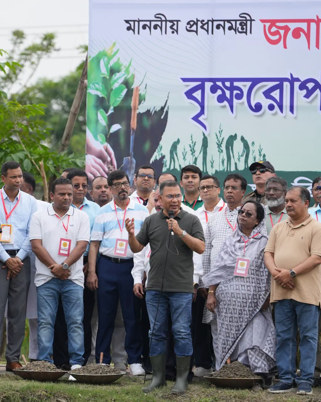 কীর্তনখোলা নদীর শাখা সাগরদী খালের পাড়ে বৃক্ষরোপণ করেন প্রধানমন্ত্রী। ছবি: আজকের পত্রিকা
