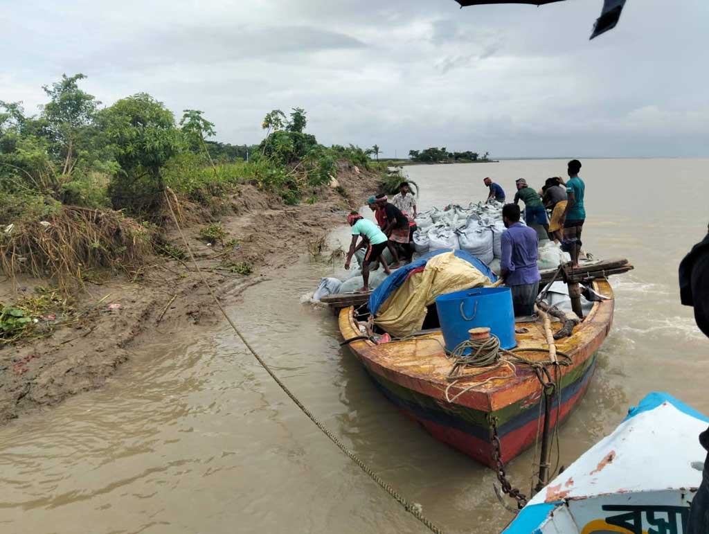 মুলাদীতে নদীভাঙন রোধে জিও ব্যাগ ডাম্পিং কাজের উদ্বোধন