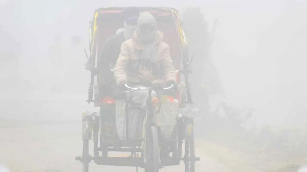 বাড়ছে শীতের তীব্রতা, কাঁপছে ঢাকাও