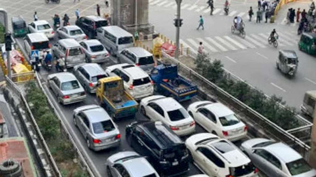 জ্বালানি সাশ্রয়ে ব্যাংকারদের গণপরিবহন ব্যবহারের নির্দেশ