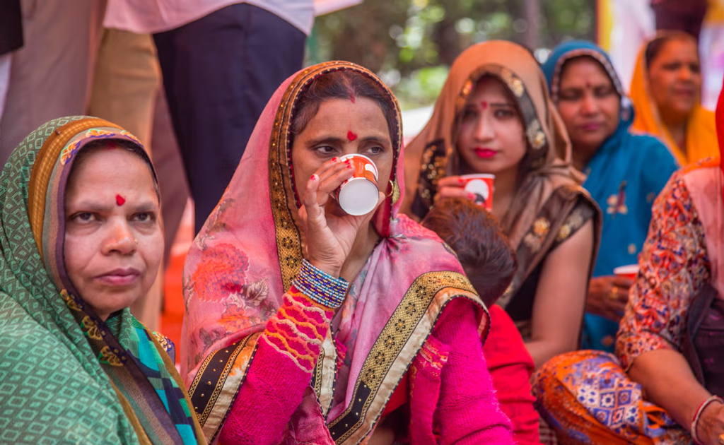 দর্শনার্থীদের জন্য গরুর মূত্র পান বাধ্যতামূলক করল ভারতের একটি মন্দির
