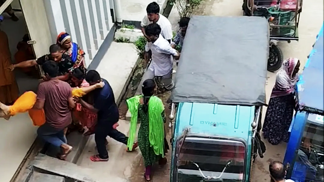 কালিয়াকৈরে পোশাক কারখানার পানি পান করে শতাধিক শ্রমিক অসুস্থ
