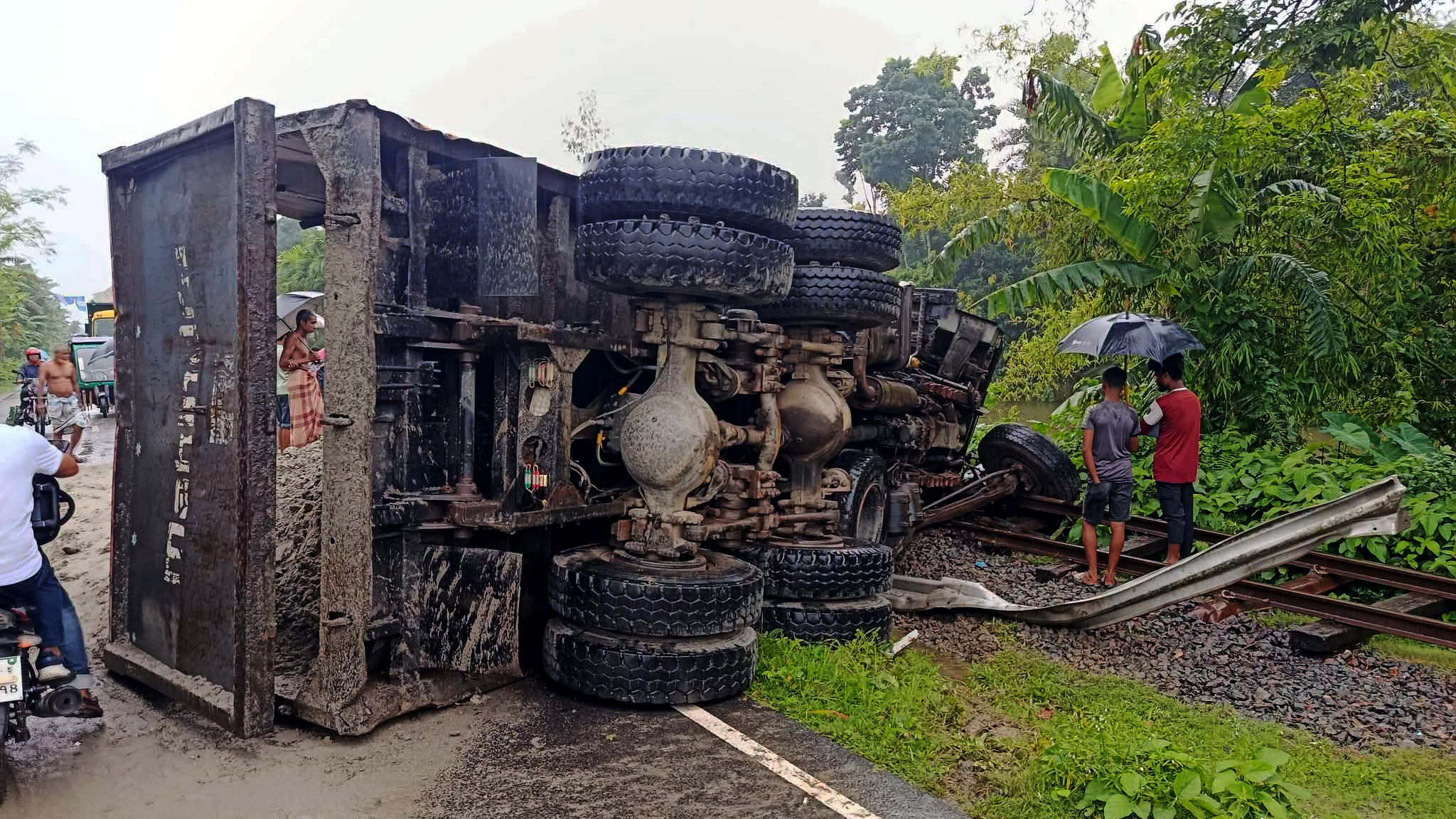 বালুবাহী ট্রাক উল্টে পড়ল রেললাইনে, কুড়িগ্রামের রেল যোগাযোগ বন্ধ
