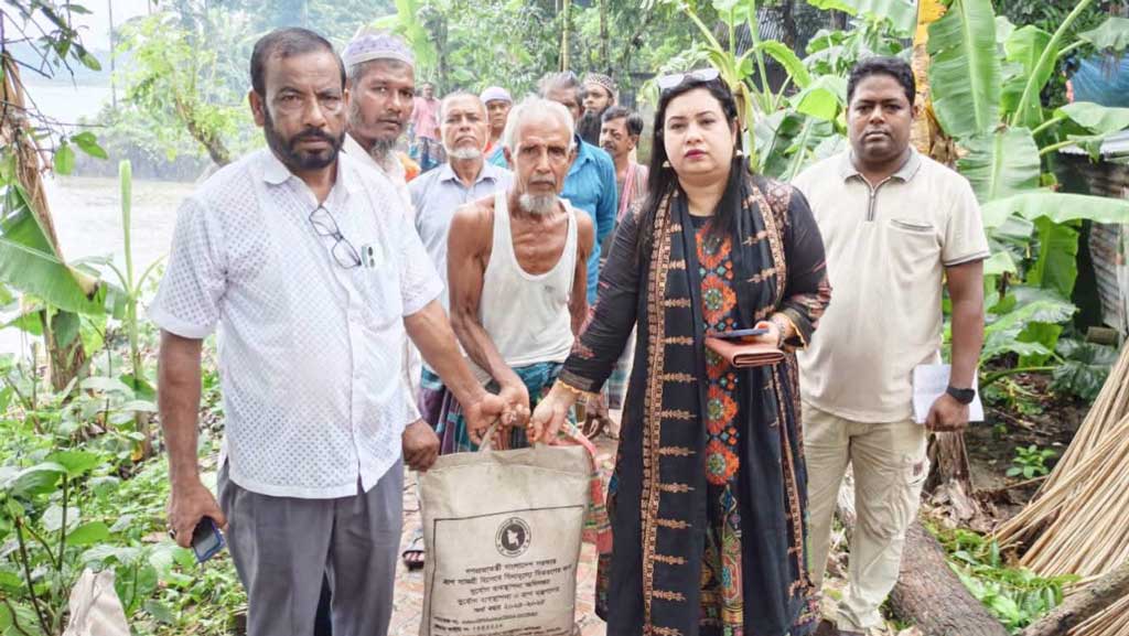 আড়িয়াল খাঁ নদের ভাঙনে ক্ষতিগ্রস্ত ১০ পরিবারের পাশে উপজেলা প্রশাসন