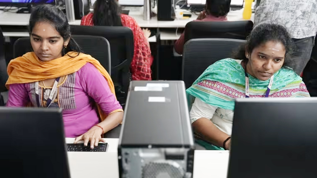 এআই চাকরি কেড়ে নিচ্ছে আমেরিকায়, কিন্তু নিয়োগ বাড়াচ্ছে ভারতে—কীভাবে