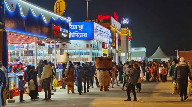 শীত ও মূল্যস্ফীতিতে ছুটির দিনেও জমেনি বাণিজ্য মেলা