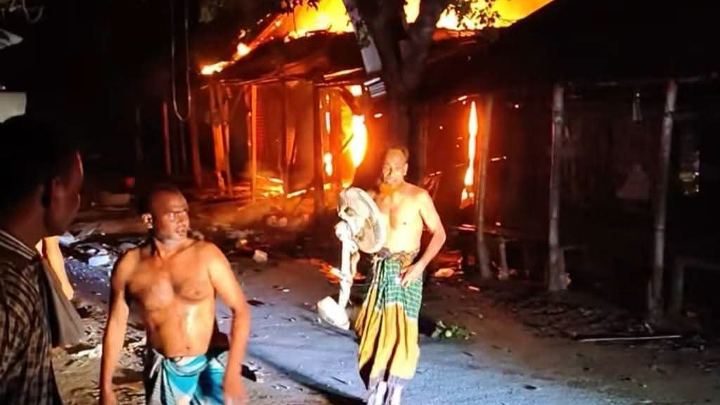 আলফাডাঙ্গায় আগুনে পুড়ল পাঁচ দোকান, নেভাতে গিয়ে নিহত ১