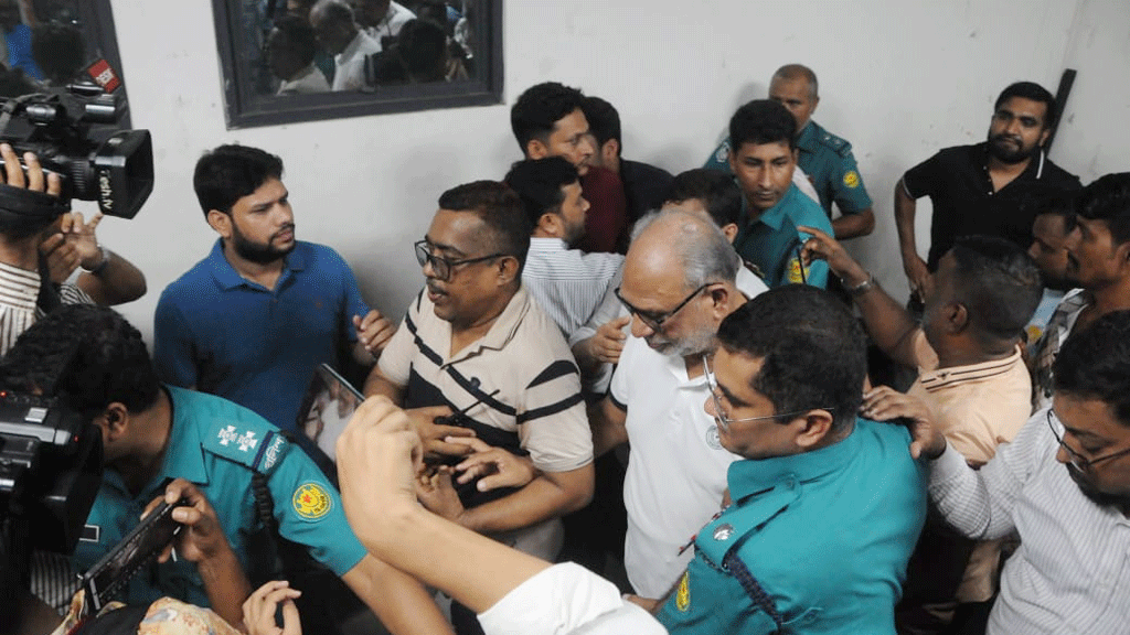 আওয়ামী লীগ থেকে বহিষ্কৃত সাবেক মন্ত্রী লতিফ সিদ্দিকী, ঢাবি শিক্ষক কার্জনসহ ১১ জন ডিবি হেফাজতে
