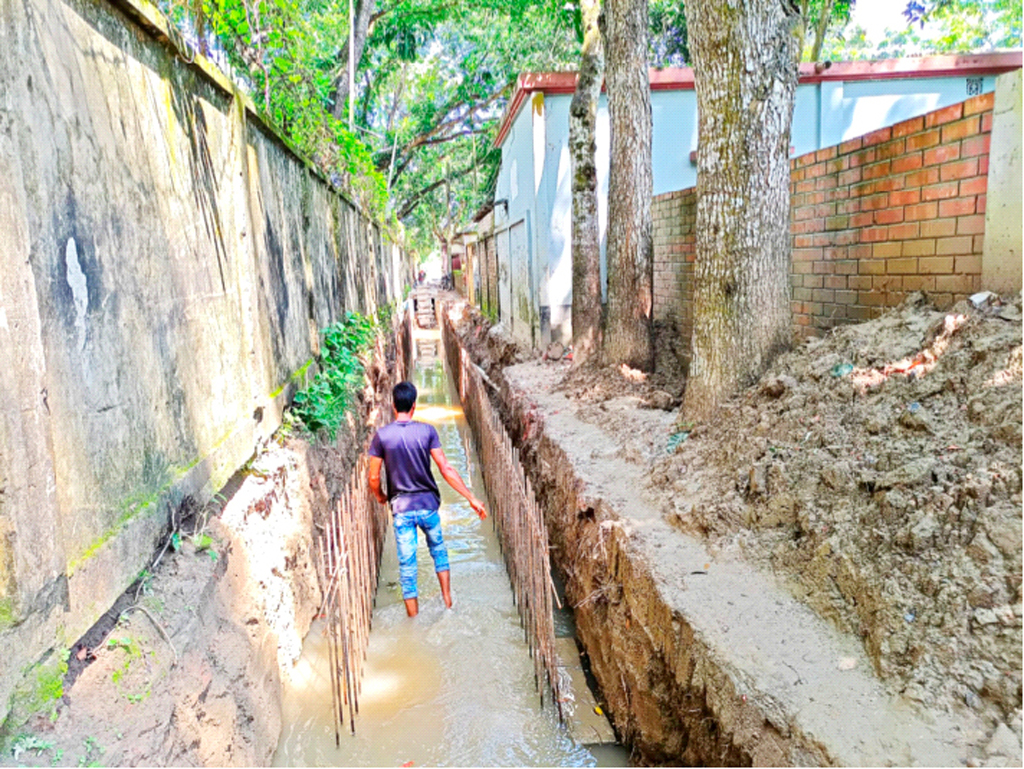 গুরুদাসপুর পৌরসভা: ড্রেন নির্মাণে ধীরগতি বাসিন্দাদের দুর্ভোগ