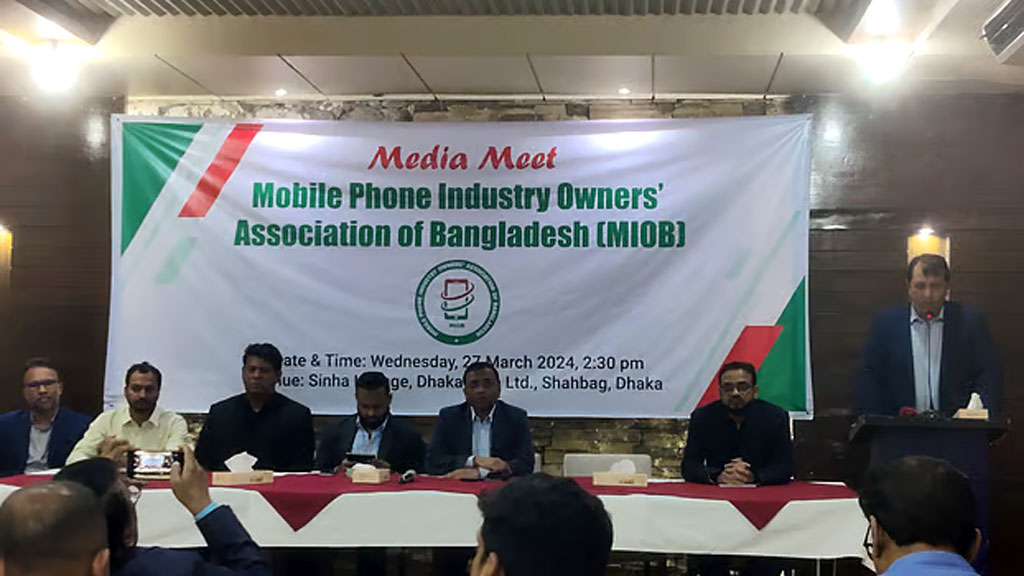 মোবাইল ফোন ব্যবসায়ীদের একাংশের দোকান খোলা রাখার ঘোষণা