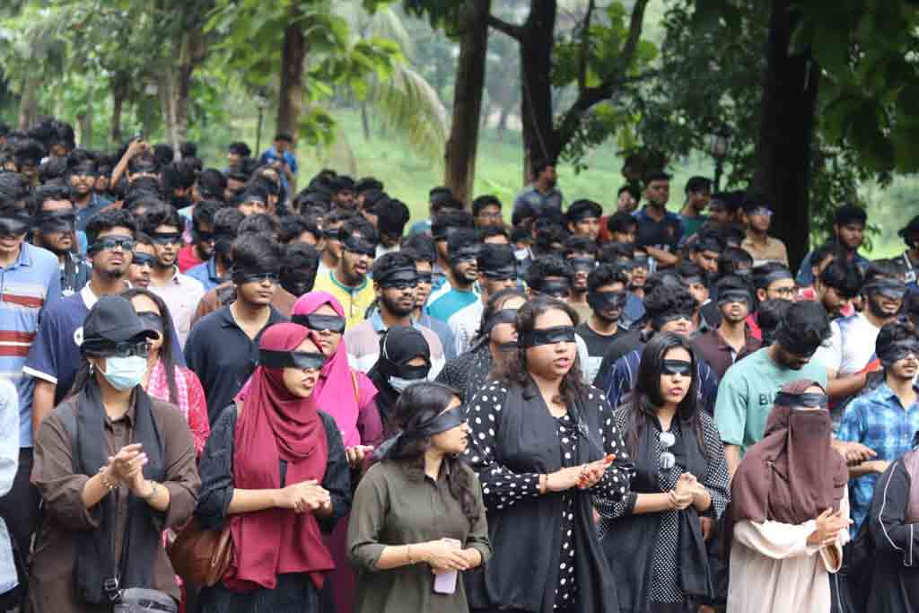 আন্দোলনের নবম দিনে চোখে কালো কাপড় বেঁধে চুয়েট শিক্ষার্থীদের মিছিল