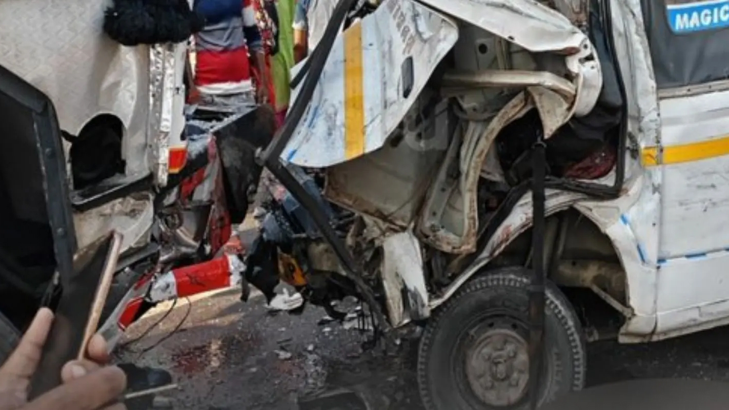 ভারতে ট্রাকের সঙ্গে মুখোমুখি সংঘর্ষে ভ্যানের চালকসহ সব যাত্রীর মৃত্যু