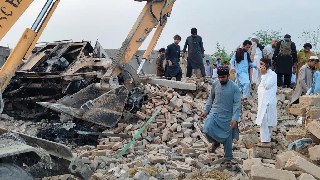 বোমা ও গুলি চালিয়ে পাকিস্তানে ১৫ পুলিশ সদস্যকে হত্যা