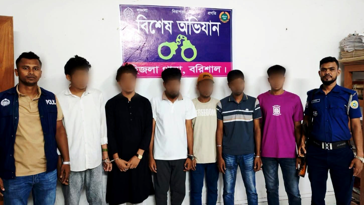 হিজলায় মাদক সেবনের দায়ে ৯ শিক্ষার্থীকে জরিমানা, অভিভাবকদের জিম্মায় হস্তান্তর