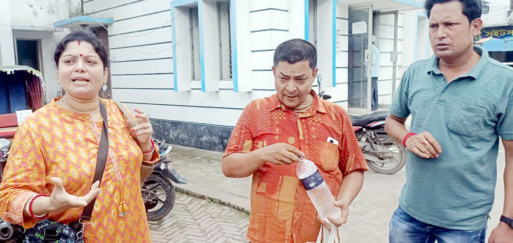 স্ত্রীকে নিয়ে টানাটানি করা সেই দুই পুরুষের জামিন, কারাফটকে উত্তেজনা