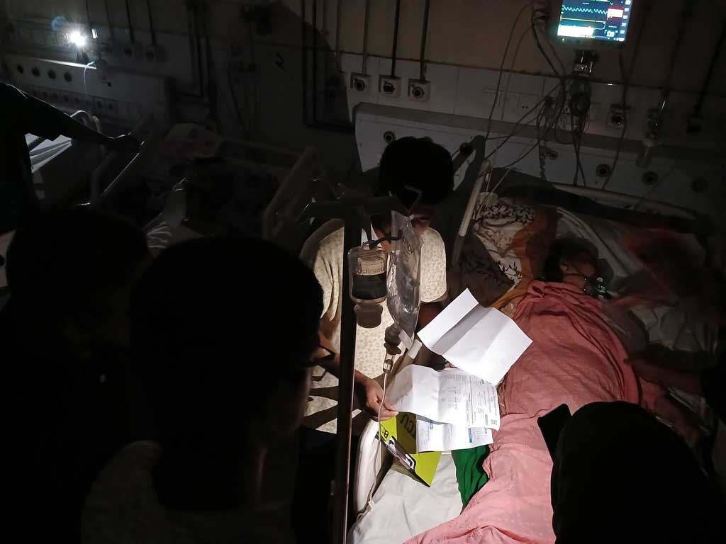 লোডশেডিংয়ের কবলে বরিশালের শেবাচিম হাসপাতাল, অন্ধকারে আইসিইউ ওয়ার্ড