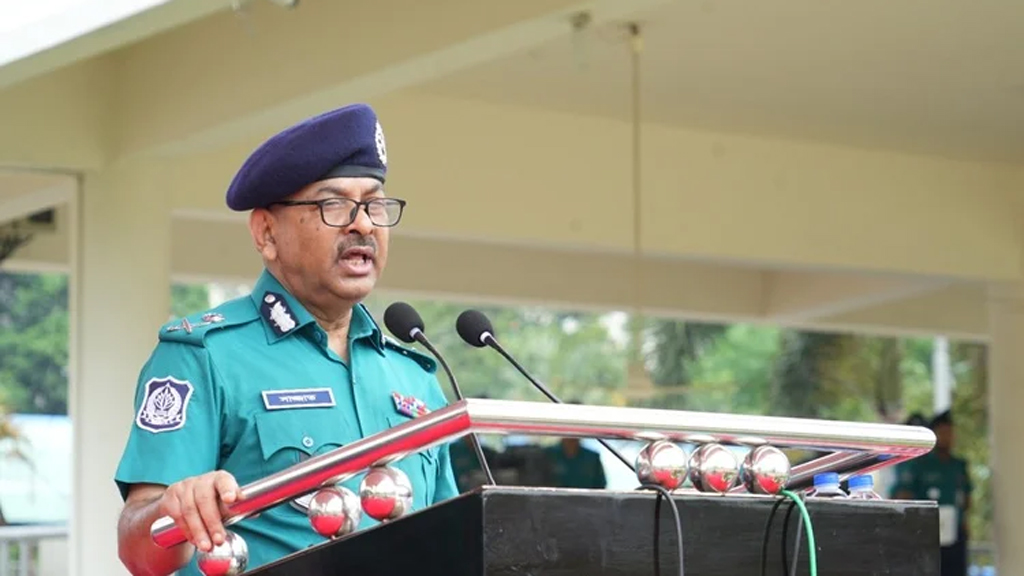 জনগণের মন জয় করতে কাঙ্ক্ষিত আইনানুগ সেবা দিতে হবে: ডিএমপি কমিশনার