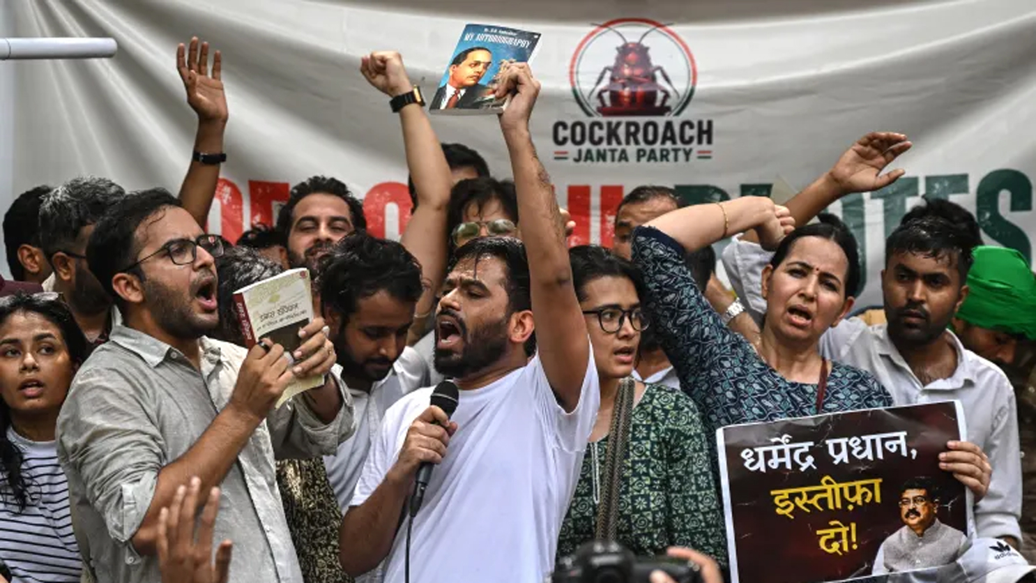 মোদি সরকারের শিক্ষামন্ত্রীর বিরুদ্ধে দিল্লিতে ‘ককরোচ’দের বিক্ষোভ মিছিল
