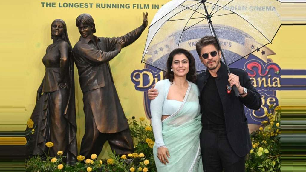 লন্ডনে উন্মোচিত হলো শাহরুখ-কাজলের ভাস্কর্য