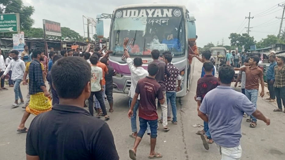 যাত্রীদের সাড়ে চার ঘণ্টা ভুগিয়ে বাস চলাচল স্বাভাবিক