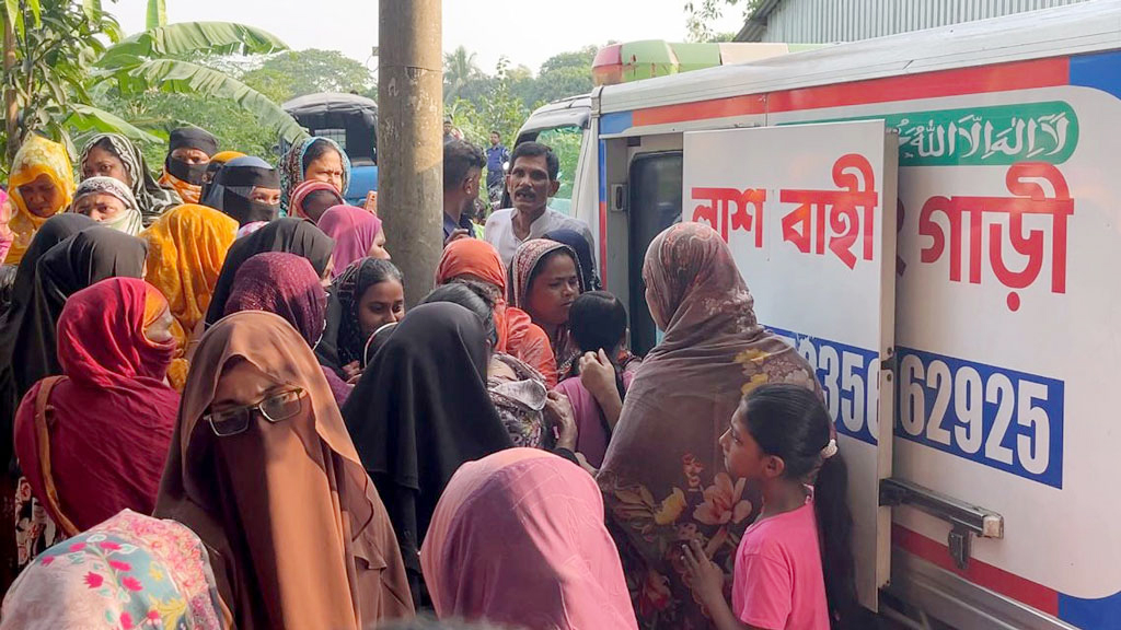বিমান দুর্ঘটনায় মারা যাওয়া শিক্ষক মাসুকা বেগম নিপুর মরদেহ ব্রাহ্মণবাড়িয়ায় পৌঁছলে স্বজনেরা শেষবারের মতো একনজর দেখার জন্য ভিড় করেন। ছবি: আজকের পত্রিকা