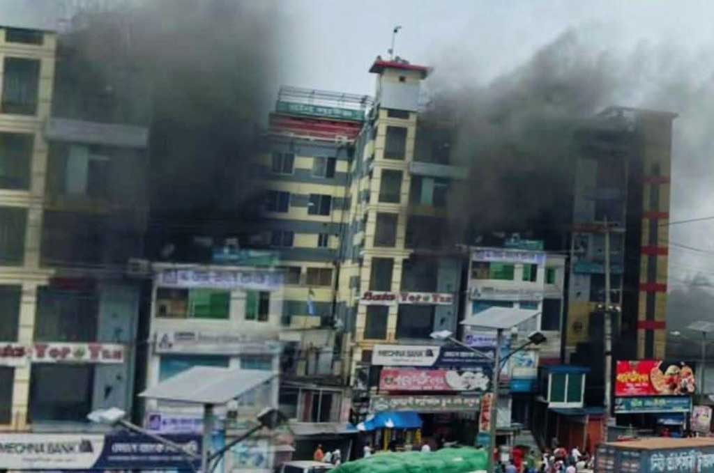 সোনারগাঁয়ে শপিং মলে অগ্নিকাণ্ড, ক্ষয়ক্ষতি প্রায় ২০ লাখ টাকা
