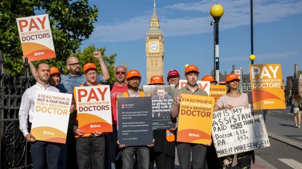 চিকিৎসকদের ধর্মঘটে তিন বছরে ব্রিটিশ হাসপাতালগুলোর ক্ষতি ৩০০ কোটি পাউন্ড