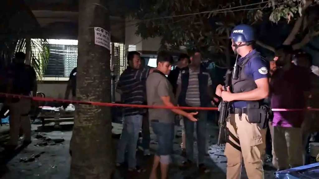 সাভারে সিটিটিসির অভিযান, বাড়ি থেকে বোমা ও জেএমবির লিফলেট উদ্ধার