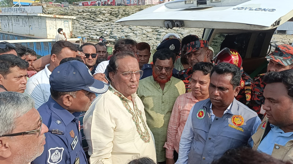 ফেরিঘাটে বাসডুবি: পরিদর্শনে এসে যা বললেন বিআইডব্লিউটিসির চেয়ারম্যান