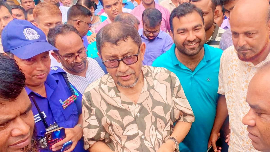 গোবিন্দগঞ্জ হাসপাতালে হঠাৎ স্বাস্থমন্ত্রী, দুইজনকে সাময়িক বরখাস্ত