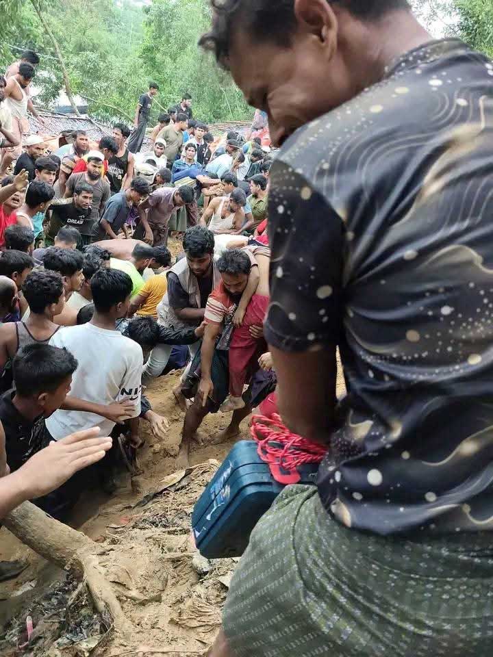 উখিয়ার রোহিঙ্গা ক্যাম্পে পাহাড় ধস, ৫ শিক্ষার্থীর মরদেহ উদ্ধার