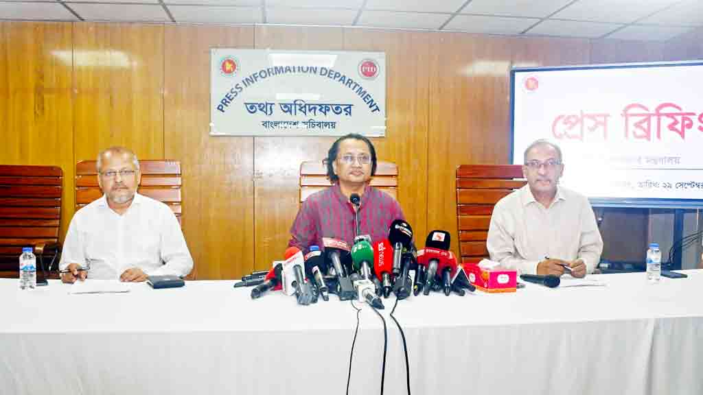 স্বাস্থ্যকেন্দ্র গুঁড়িয়ে দেওয়ার ঘটনায় সরকার বিব্রত, জড়িতদের আইনের আওতায় আনা হবে: তথ্য উপদেষ্টা
