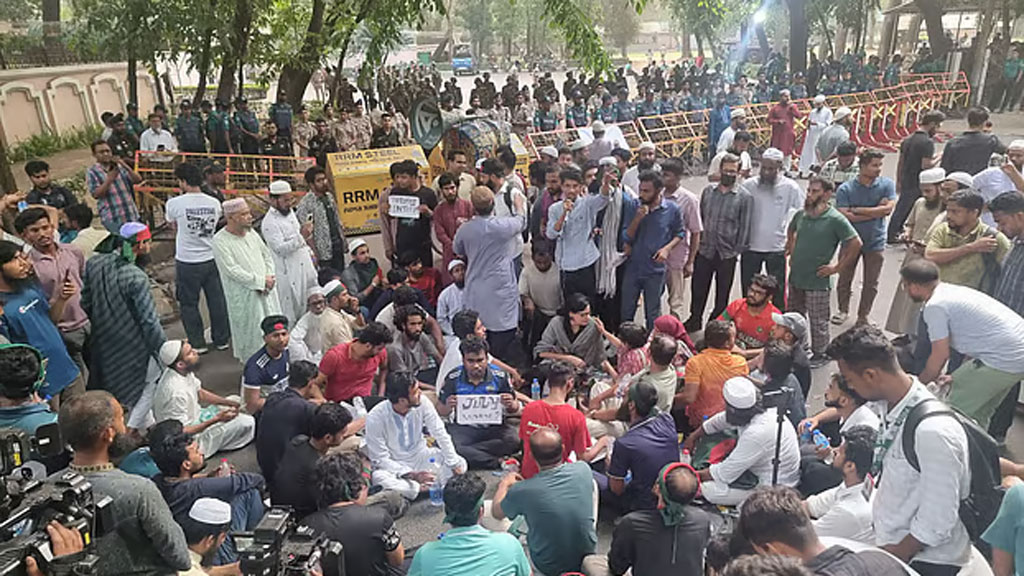 রাত গড়িয়ে সকালেও উত্তাল যমুনা, যোগ দিয়েছে জামায়াত