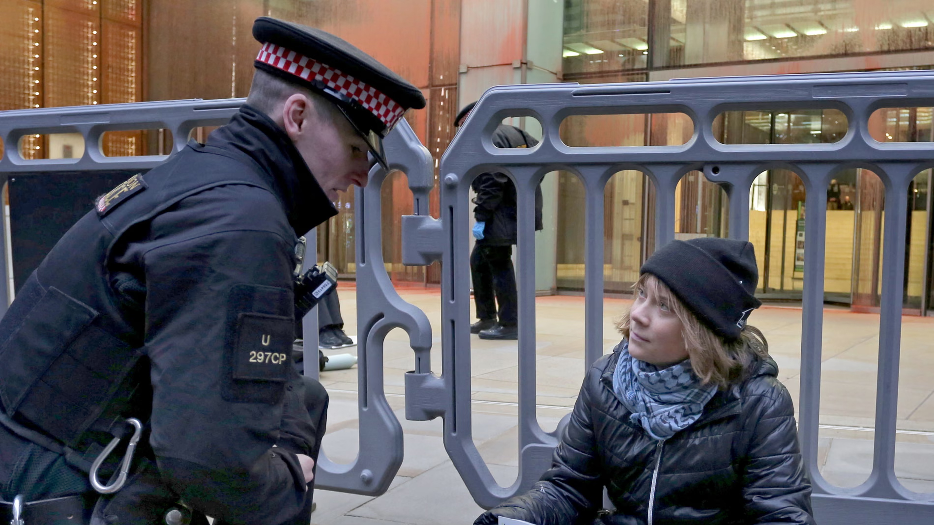 ফিলিস্তিনপন্থী প্ল্যাকার্ড হাতে এবার লন্ডনে গ্রেপ্তার গ্রেটা থুনবার্গ