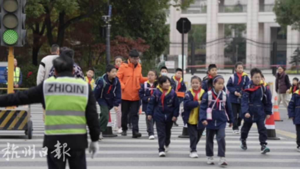 ৩৪ বছর ধরে শিক্ষার্থীদের রাস্তা পার করান উপপ্রধান শিক্ষক