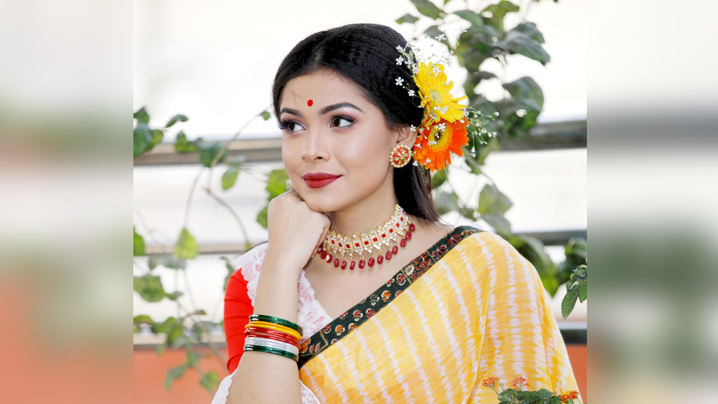 পারলারে যাওয়ার ঝামেলা ছাড়াই বাড়িতেই ফুল দিয়ে যেভাবে চুল সাজাতে পারেন