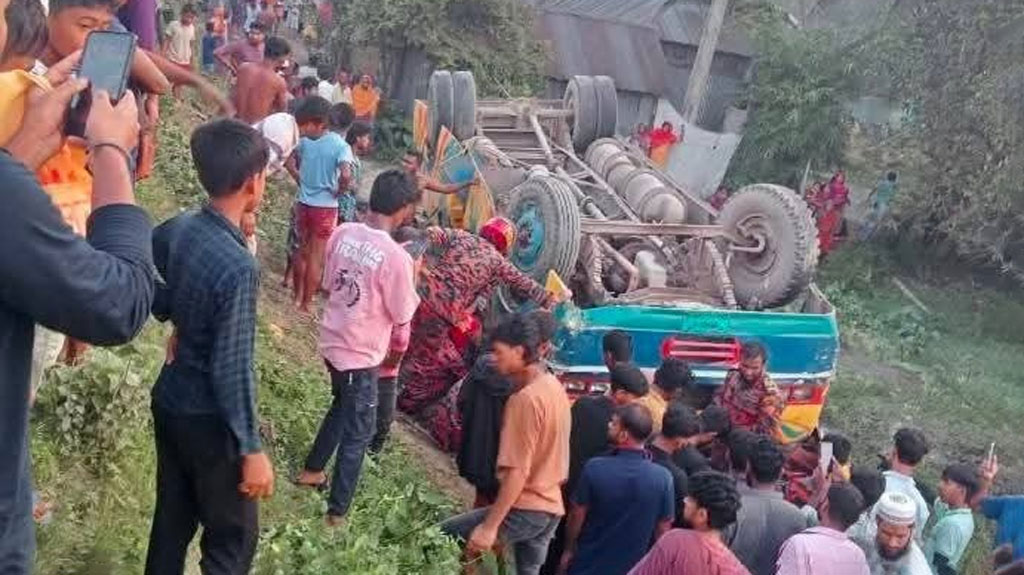 হবিগঞ্জে বাস উল্টে খাদে পড়ে ১ জন নিহত, আহত ২০