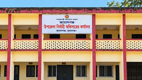 মৃত্যুর জন্য ইউএনওকে দায়ী করে এসি ল্যান্ডের ফেসবুক পোস্ট, পরিবারের দাবি মানসিক সমস্যা