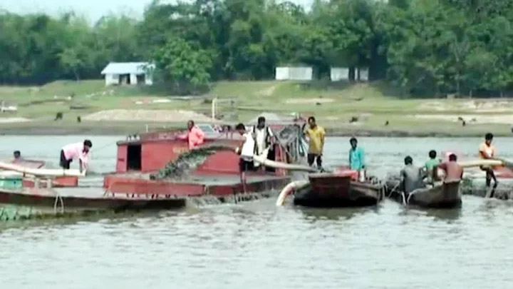 চলতি নদীতে বালু-পাথর লুটপাট, ৩ পুলিশের বিরুদ্ধে ব্যবস্থা